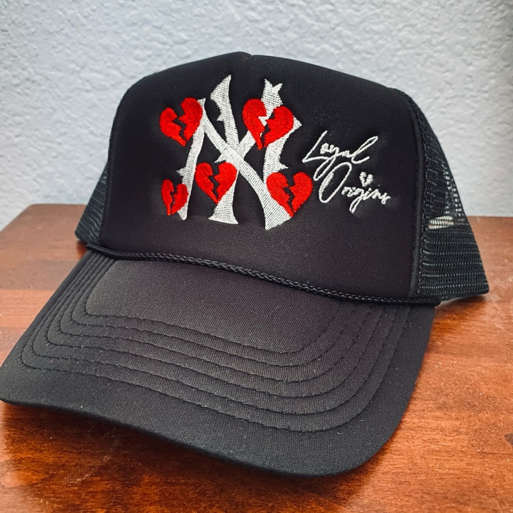 New York Yankees - Black Broken Hearts Trucker Hat